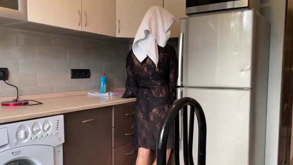 Домохозяйку трахнули на кухне - порно видео на kingplayclub.ru