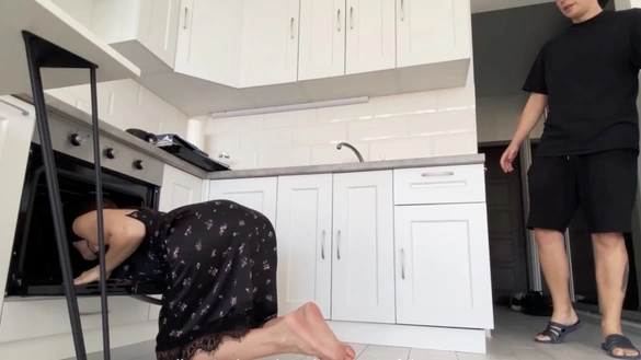 Порно видео на кухне волосатая
